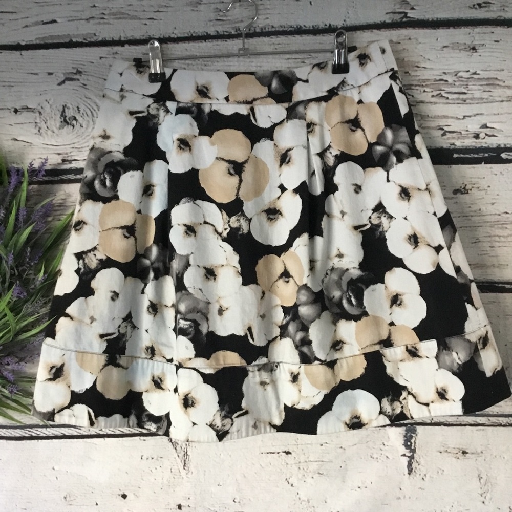 White House black market floral skirt with pockets